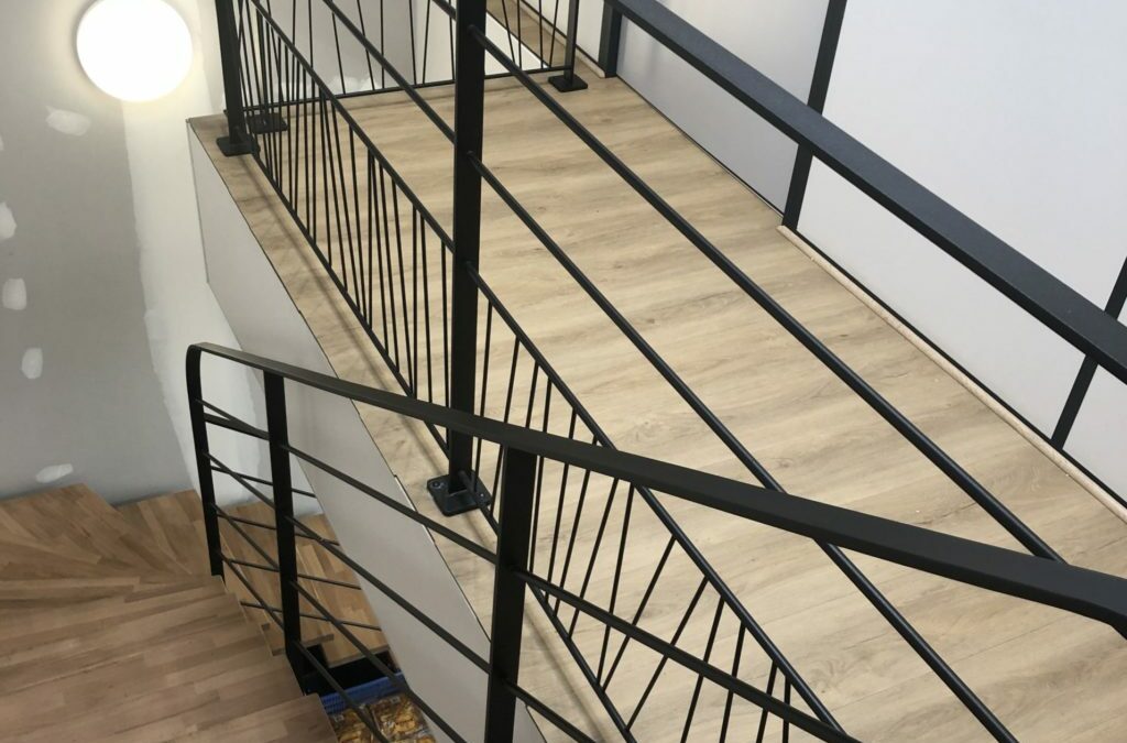 Escalier balancé bureaux professionnels