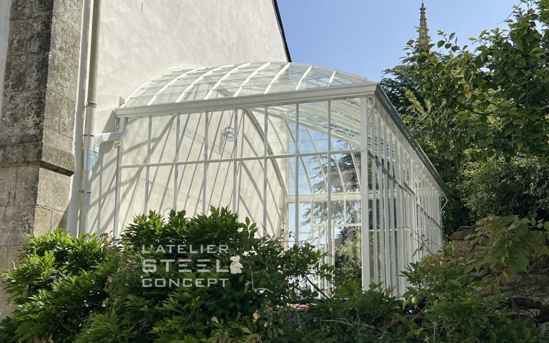 Visuel d'une verrière extérieur de l'atelier steel concept, autrement dit d'un jardin d'hiver du 19e siècles avec une thermolaquage blanc